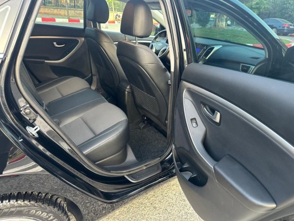 Tirane, shes makine HYUNDAI i30 1.6 Nafte, e zeze automatik Klima 176.000 km