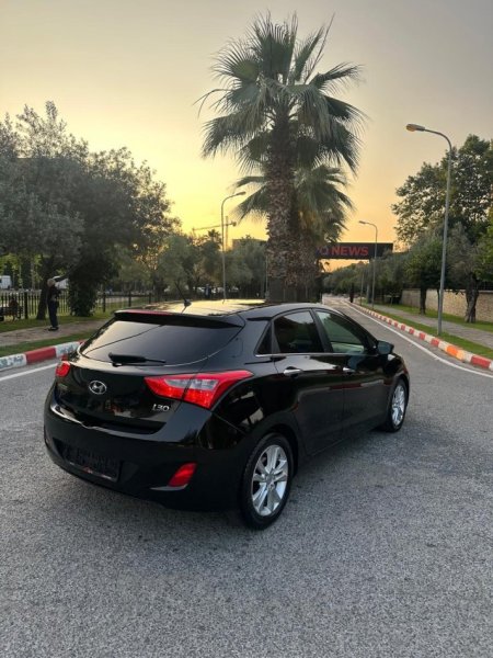 Tirane, shes makine HYUNDAI i30 1.6 Nafte, e zeze automatik Klima 176.000 km