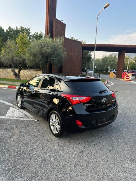 Tirane, shes makine HYUNDAI i30 1.6 Nafte, e zeze automatik Klima 176.000 km