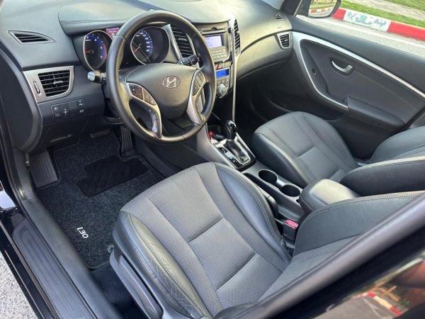 Tirane, shes makine HYUNDAI i30 1.6 Nafte, e zeze automatik Klima 176.000 km