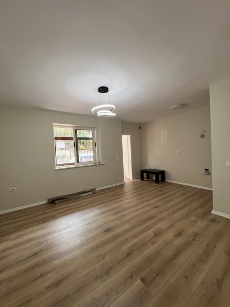 Tirane, shitet apartament 1+1+Ballkon Kati 1, 49 m² 87.000 € (Kryqezimi i Oxhakut, Pallat ekzistues.)