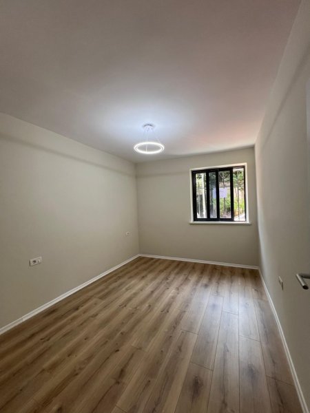 Tirane, shitet apartament 1+1+Ballkon Kati 1, 49 m² 87.000 € (Kryqezimi i Oxhakut, Pallat ekzistues.)