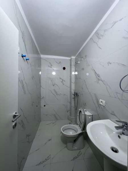 Tirane, shitet apartament 1+1+Ballkon Kati 1, 49 m² 87.000 € (Kryqezimi i Oxhakut, Pallat ekzistues.)