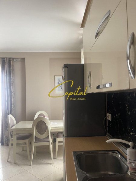 Tirane, jepet me qera apartament 1+1 Kati 2, 75 m² 400 € (FRESKU)