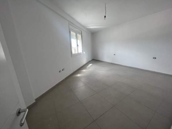 Tirane, jepet me qera ambjent zyreKati 5, 75 m² 350 euro