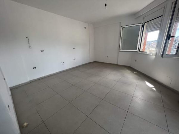 Tirane, jepet me qera ambjent zyreKati 5, 75 m² 350 euro