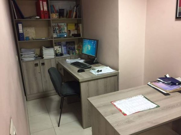 Tirane, jepet me qera ambjent biznesi Kati 2, 196 m² 1.100 Euro (Don Bosko)
