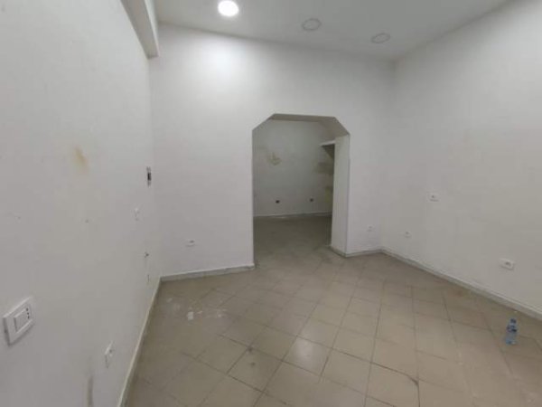 Tirane, shitet dyqan Kati 0, 47 m² 125.000 Euro (Brryli)