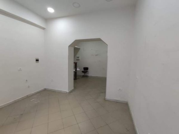 Tirane, shitet dyqan Kati 0, 47 m² 125.000 Euro (Brryli)