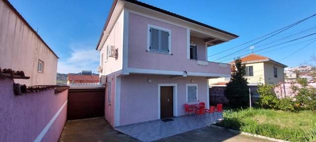 Tirane, jepet me qera Vile 2 Katshe 176 m² 800 Euro, Sauk (Prane Hotel Baron)