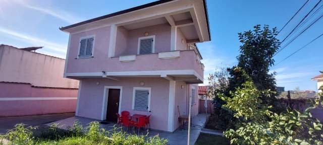 Tirane, jepet me qera Vile 2 Katshe 176 m² 800 Euro, Sauk (Prane Hotel Baron)