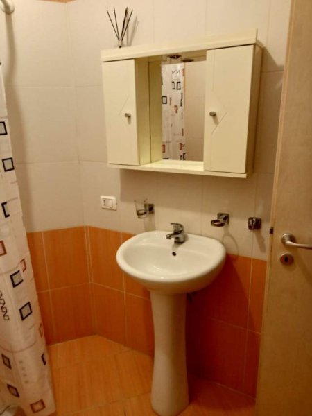 Tirane, jepet me qera apartament 1+1+BLK Kati 2, 70 m² 330 Euro (rruga Peti)