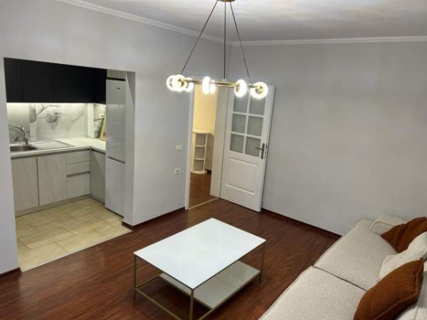 21 Dhjetori  jepet me qera apartament 3+1+BLK Kati 4, 100 m² 600 Euro (prane hotel mondial)