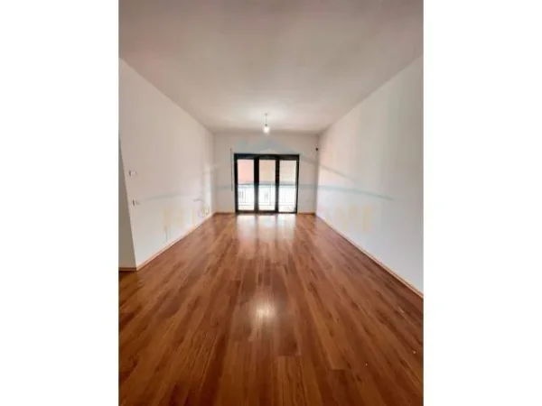 Tirane, jepet me qera apartament 1+1 Kati 8, 74 m² 350 Euro (UNAZA E RE)