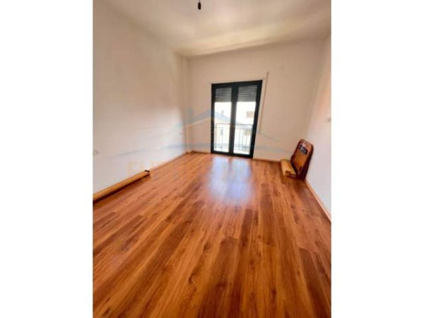 Tirane, jepet me qera apartament 1+1 Kati 8, 74 m² 350 Euro (UNAZA E RE)