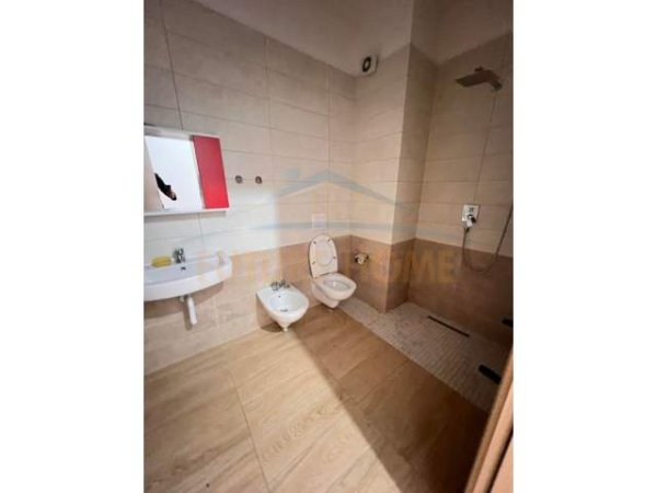 Tirane, jepet me qera apartament 1+1 Kati 8, 74 m² 350 Euro (UNAZA E RE)