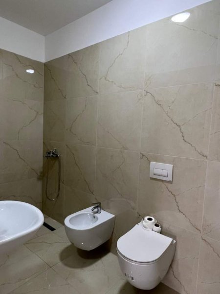 Tirane, jepet me qera apartament 2+1+BLK Kati 8, 105 m² 37.000 Leke (Rezidenca Grand Gallery)