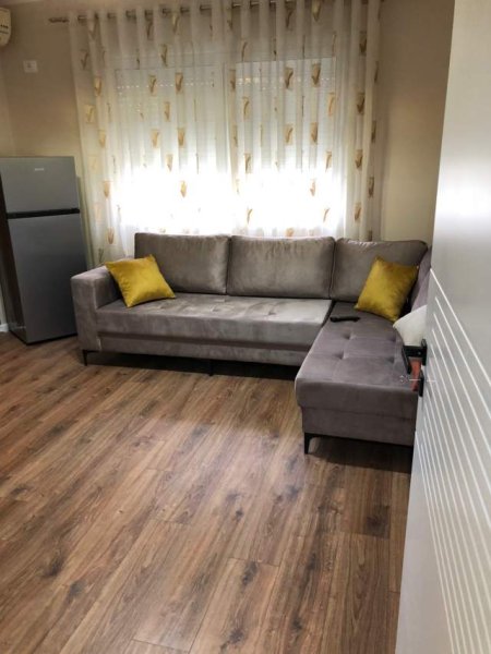 Tirane, jepet me qera apartament 1+1 Kati 3, 60 m² 450 Euro (Komuna e Parisit)