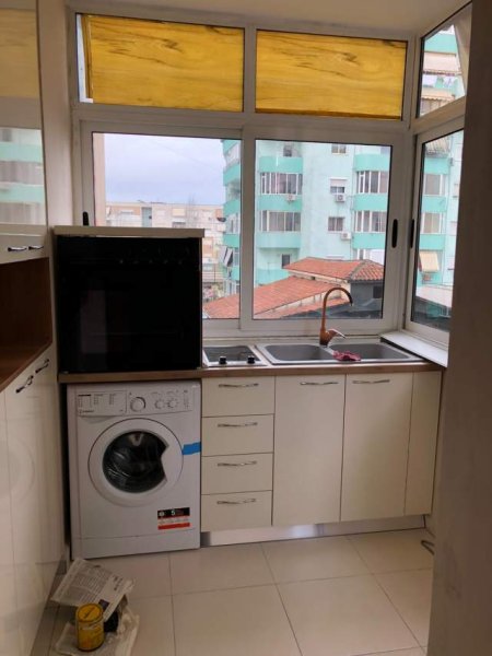 Tirane, jepet me qera apartament 1+1 Kati 3, 60 m² 450 Euro (Komuna e Parisit)
