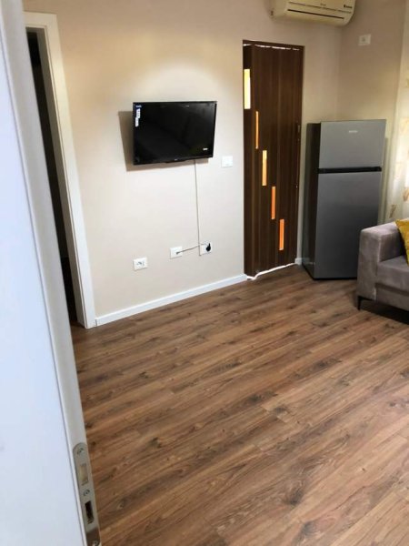 Tirane, jepet me qera apartament 1+1 Kati 3, 60 m² 450 Euro (Komuna e Parisit)