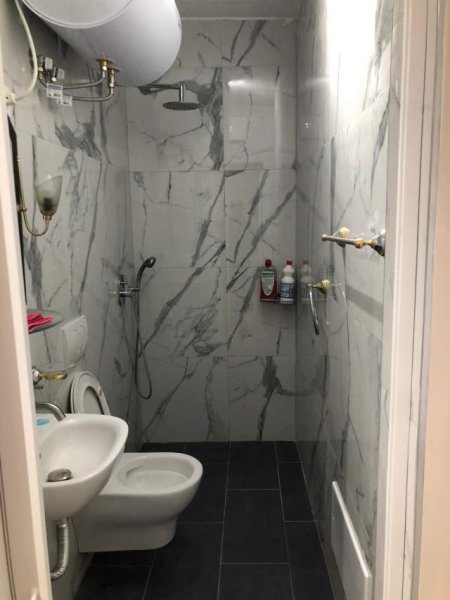 Tirane, jepet me qera apartament 1+1 Kati 3, 60 m² 450 Euro (Komuna e Parisit)