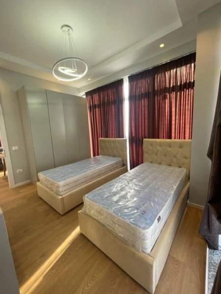 Tirane, jepet me qera apartament 2+1 100 m² 600 Euro (rruga Kavajes)