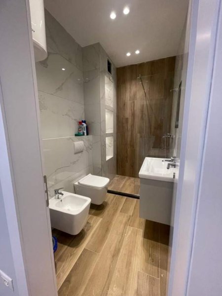 Tirane, jepet me qera apartament 2+1 100 m² 600 Euro (rruga Kavajes)