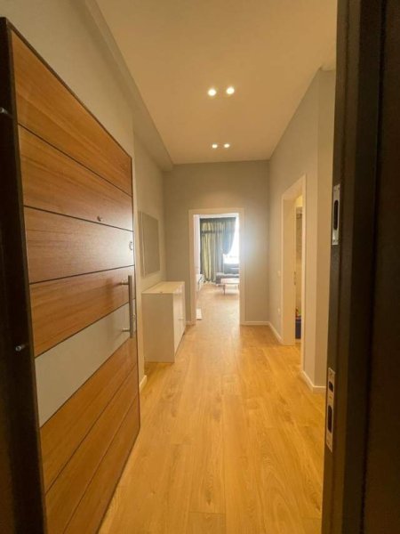 Tirane, jepet me qera apartament 2+1 100 m² 600 Euro (rruga Kavajes)