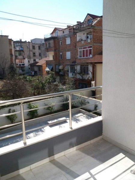 Tirane, jepet me qera garsonier 1+1+BLK Kati 1, 45 m² 30.000 Leke (Pazari i Ri, prane Linkolnit)
