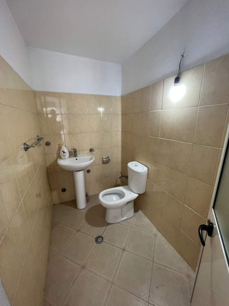 Tirane, jepet me qera ambjent biznesi Kati 0, 38 m² 270 Euro (Rruga 4 Deshmoret)