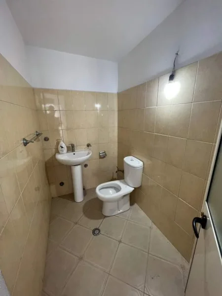 Tirane, jepet me qera ambjent biznesi Kati 0, 38 m² 270 Euro (Rruga 4 Deshmoret)