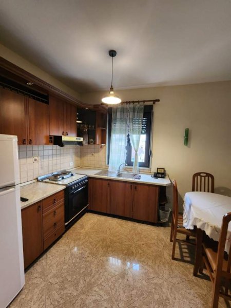Tirane, jepet me qera apartament 1+1+BLK Kati 4, 50 m² 450 Euro (Qendër)