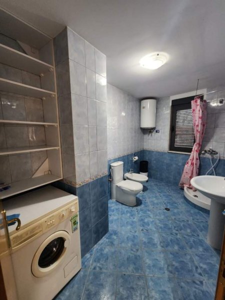 Tirane, jepet me qera apartament 1+1+BLK Kati 4, 50 m² 450 Euro (Qendër)