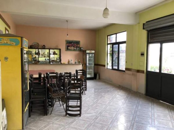 Tirane, jepet me qera lokal Kati 0, 120 m² 35.000 Leke (Rrethrrotullimi i Saukut)