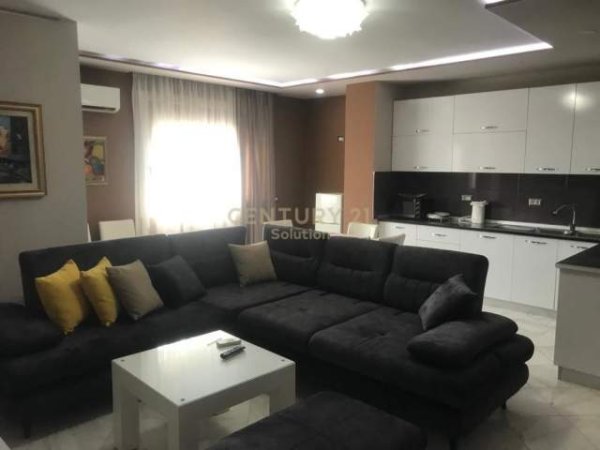 Tirane, jepet me qera apartament 2+1+BLK Kati 8, 101 m² 470 Euro (ish Parku)