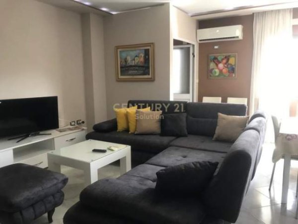Tirane, jepet me qera apartament 2+1+BLK Kati 8, 101 m² 470 Euro (ish Parku)