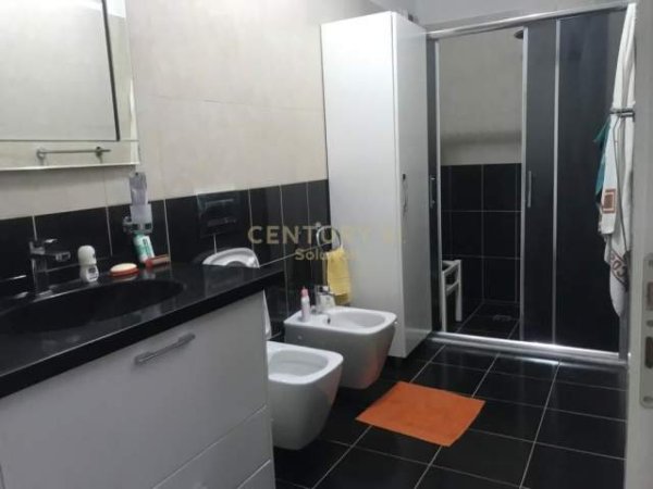 Tirane, jepet me qera apartament 2+1+BLK Kati 8, 101 m² 470 Euro (ish Parku)