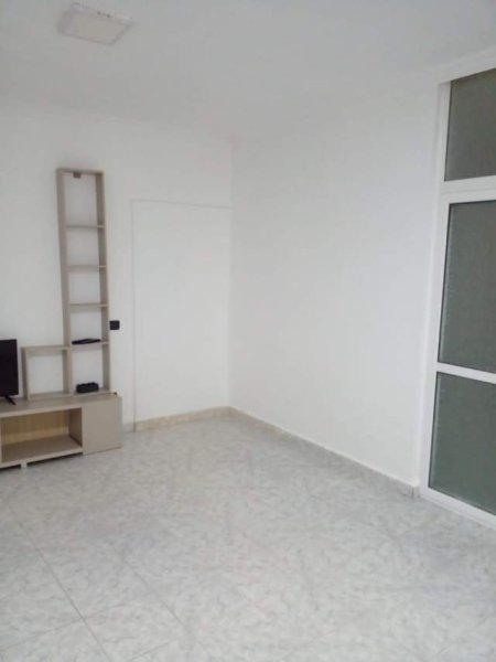 Tirane, jepet me qera ambjent biznesi Kati 1, 90 m² 38.000 Leke (Komuna Parisit)