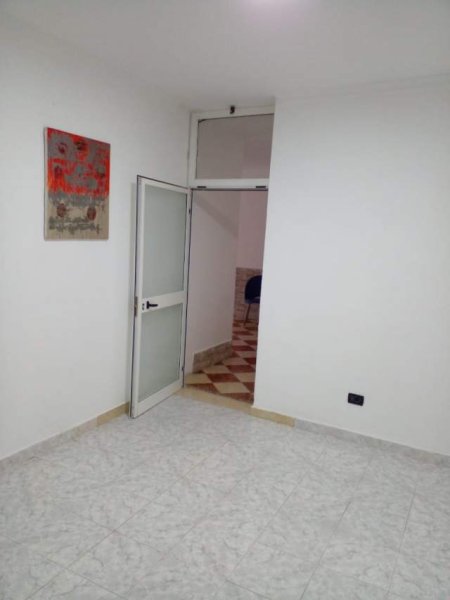Tirane, jepet me qera ambjent biznesi Kati 1, 90 m² 38.000 Leke (Komuna Parisit)