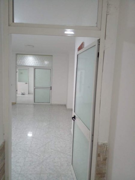 Tirane, jepet me qera ambjent biznesi Kati 1, 90 m² 38.000 Leke (Komuna Parisit)