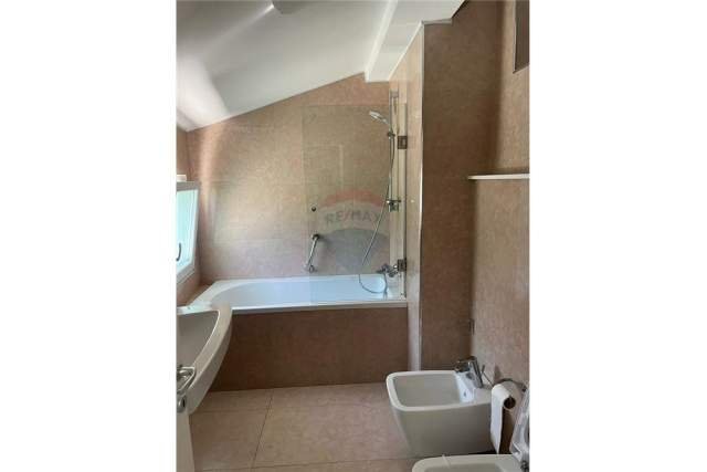 Tirane, jepet me qera Vile Kati 0, 649 m² 3.000 Euro (mullet)