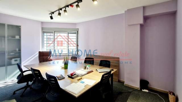 Tirane, jepet me qera zyre Kati 5, 290 m² 18.000 Euro (tek selvija)