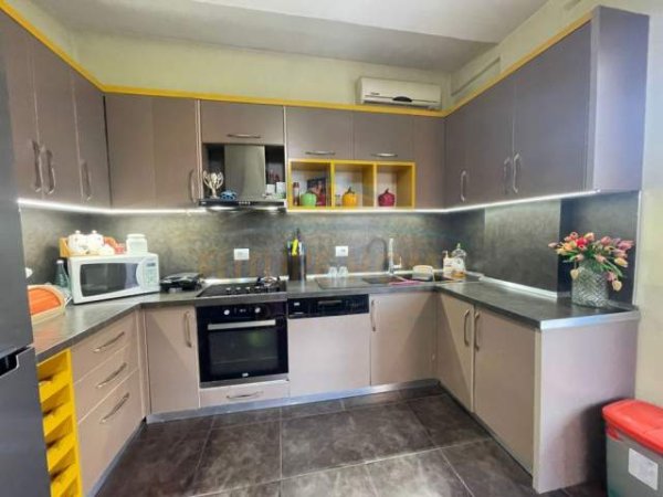 Tirane, jepet me qera Vile 2 Katshe Kati 1, 314 m² 4.500 Euro (Zogu i zi)