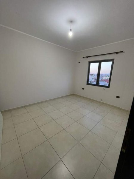 Tirane, jepet me qera apartament 2+1+BLK Kati 4, 65 m² 300 Euro (prane Marin Barletit)