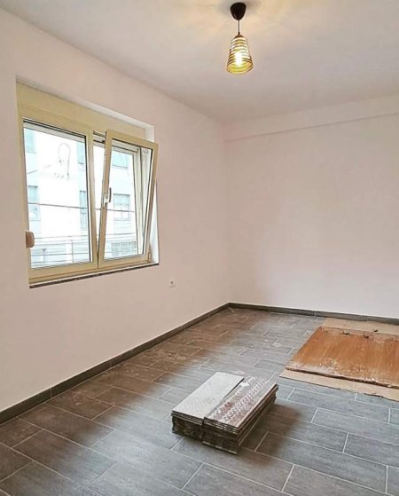 Tirane, jepet me qera apartament 2+1 Kati 4, 80 m² 400 Euro (Feri Xhajko)