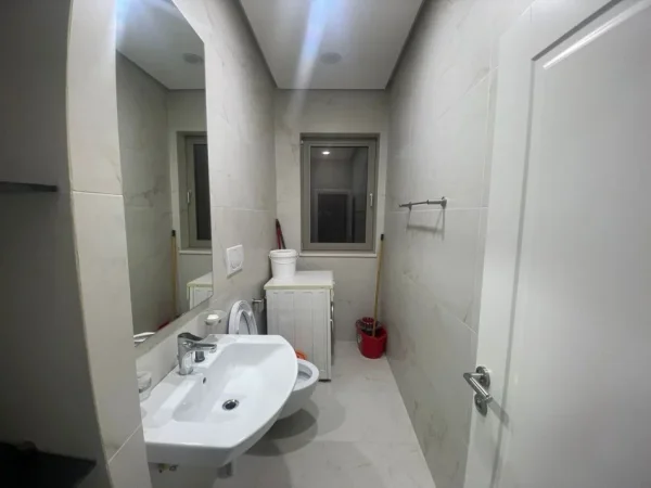 Tirane, jepet me qera apartament 3+1+Ballkon Kati 2, 120 m² 800 € (Ali demi, prane "Kompleksi Grand")