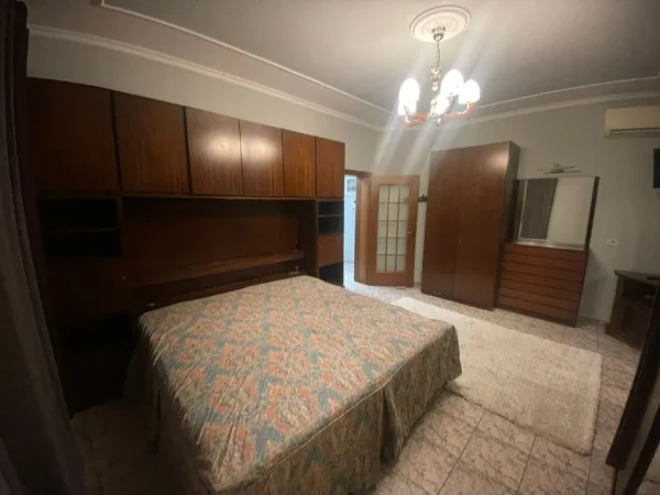 Tirane, jepet me qera apartament 3+1+Ballkon Kati 2, 120 m² 800 € (Ali demi, prane "Kompleksi Grand")