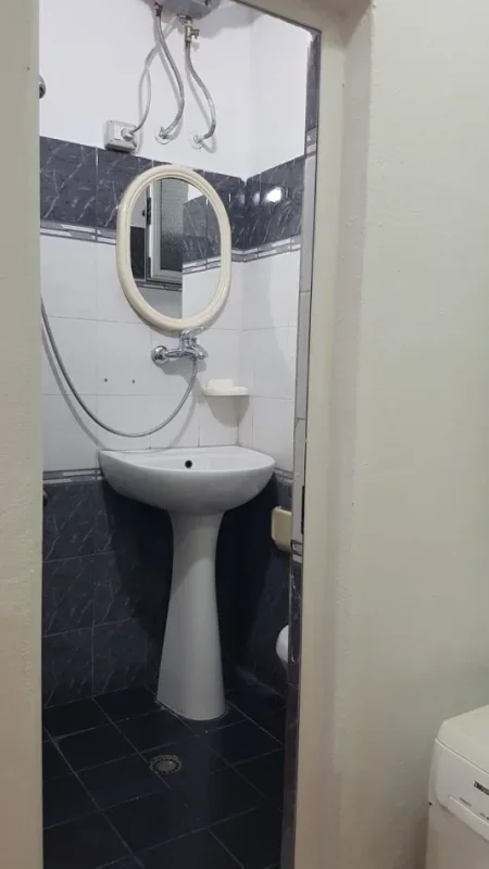 Tirane,  JEPET ME QERA GARSONIERE TEK RRUGA E DIBRES PRANE KLINIKES ORTODOKSE. Kati 2, 38 m² 320 €