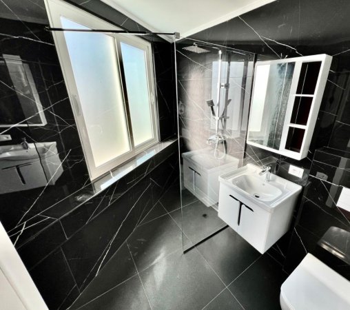 Tirane, jepet me qera apartament 2+1+Ballkon Kati 9, 134 m² 1.000 € (Shkolla e Baletit)