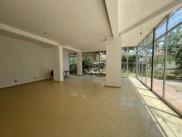 Tirane, jepet me qera ambjent biznesi Kati 0, 110 m² 700 € (Don Bosko)